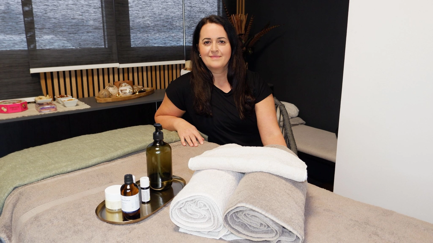 HeilOase - heile von innen - Fehima Atalan in der Nähe des Massagebetts