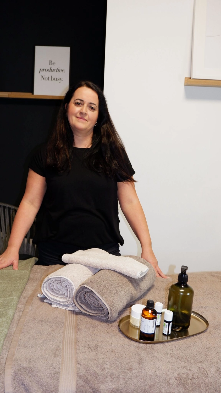 HeilOase - heile von innen - Fehima Atalan in der Nähe des Massagebetts