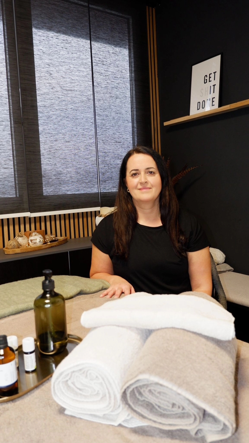 HeilOase - heile von innen - Fehima Atalan in der Nähe des Massagebetts
