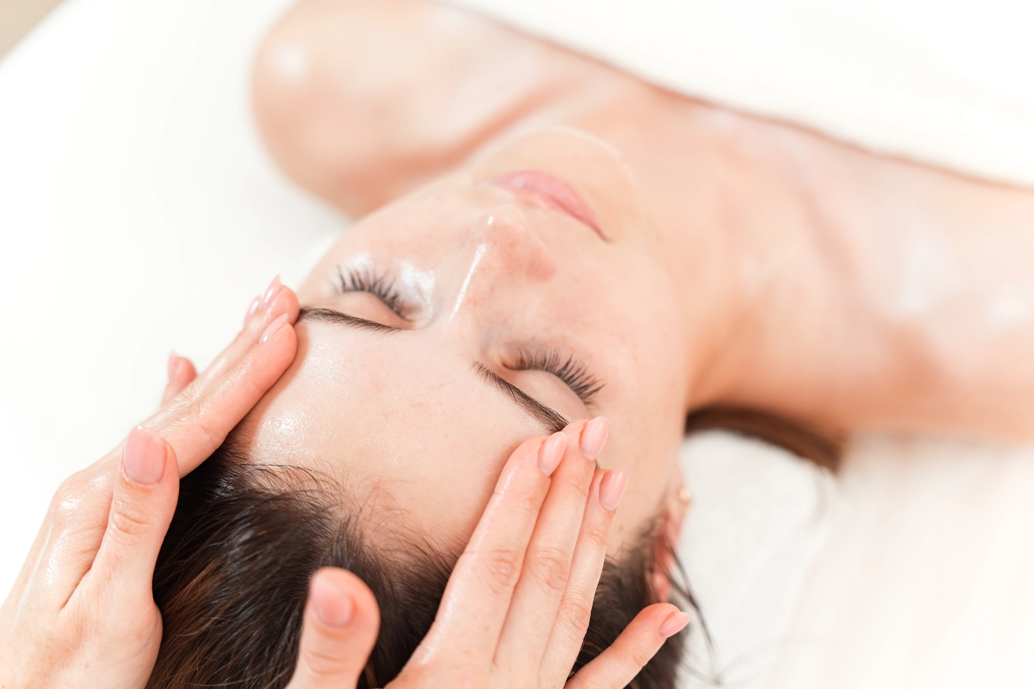 HeilOase - heile von innen - Lymphdrainage-Gesichtsmassage aus der Nähe, durchgeführt von einem professionellen Massagetherapeuten in einer Schönheitsklinik
